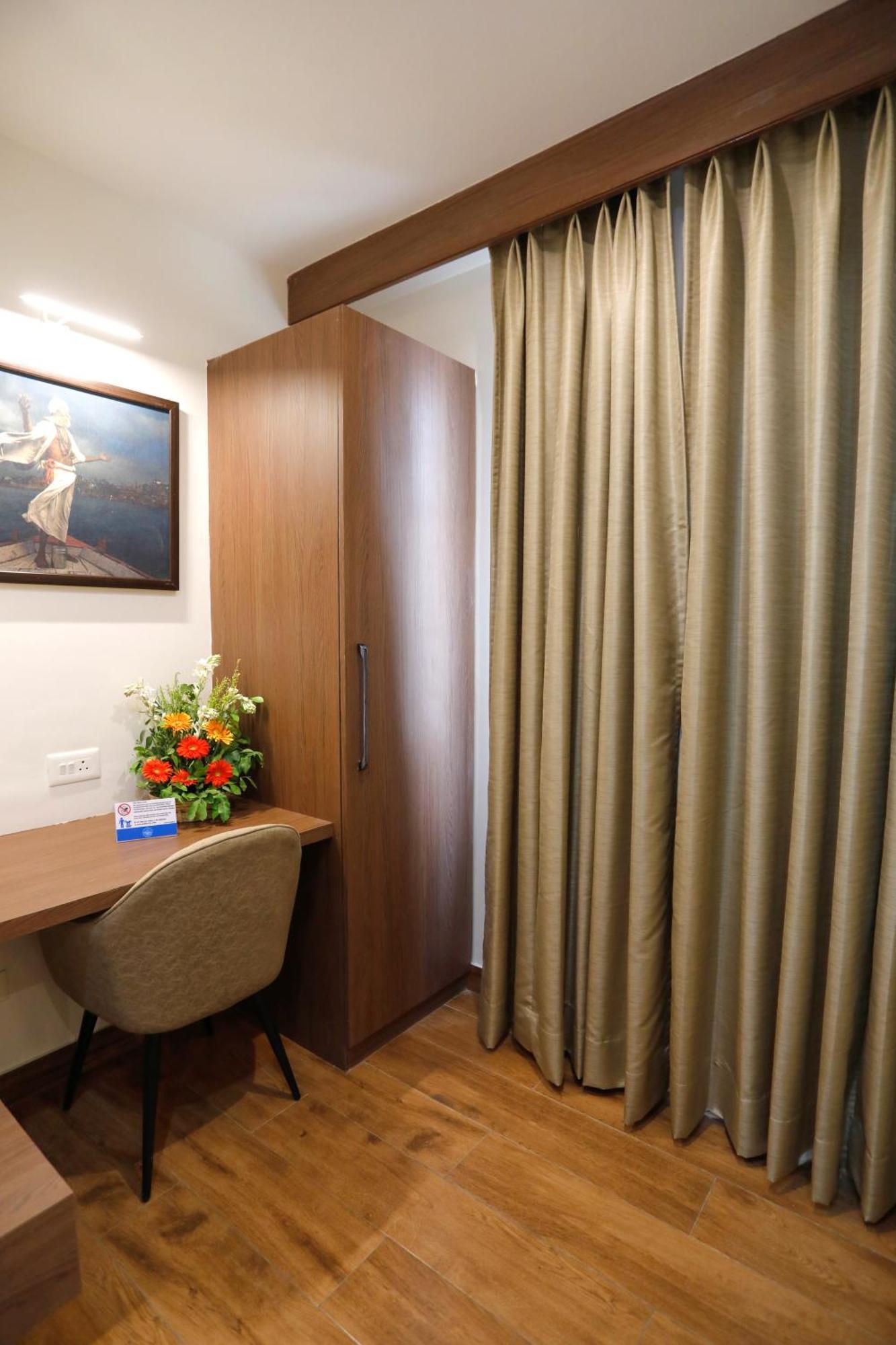 Hotel Dolphin International Varanasi Exterior foto