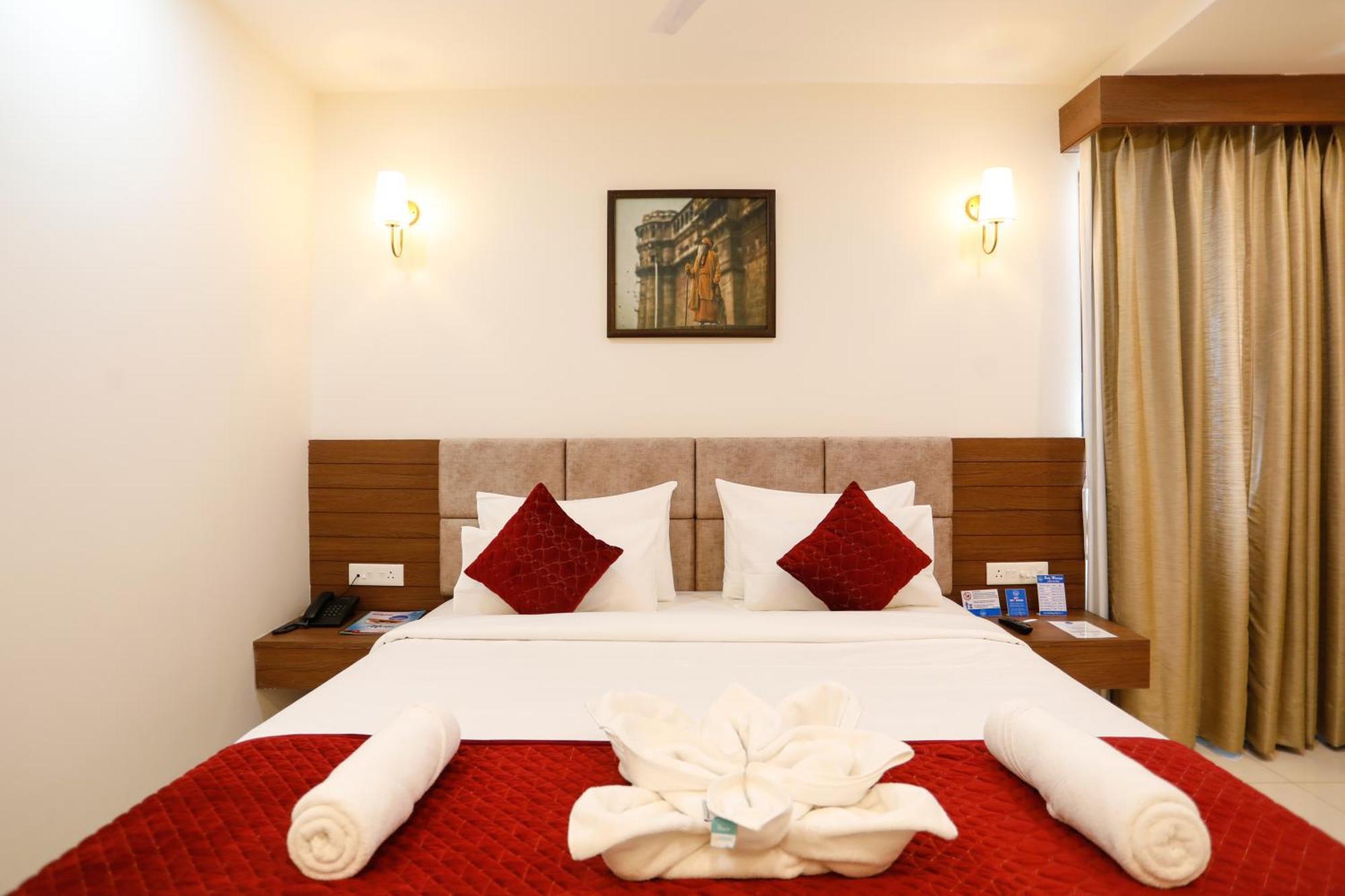Hotel Dolphin International Varanasi Exterior foto